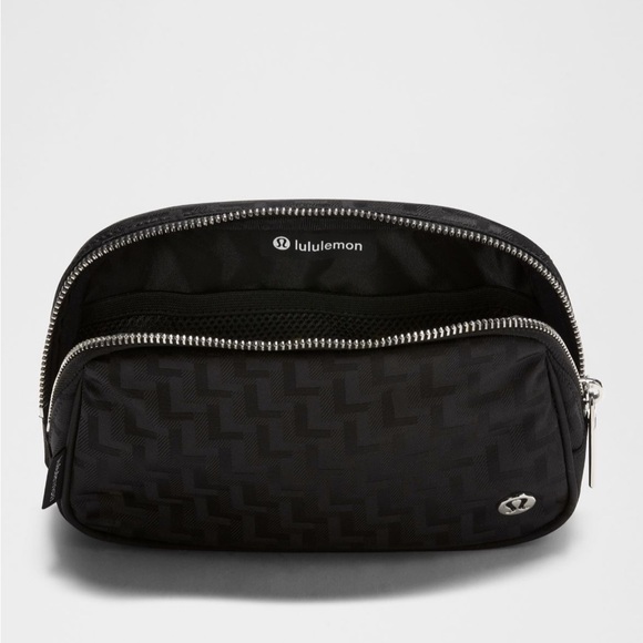 NWT Lululemon Everywhere Belt Bag *L Monogram Jacquard
LLL Geo Pattern Jacquard - Picture 5 of 10